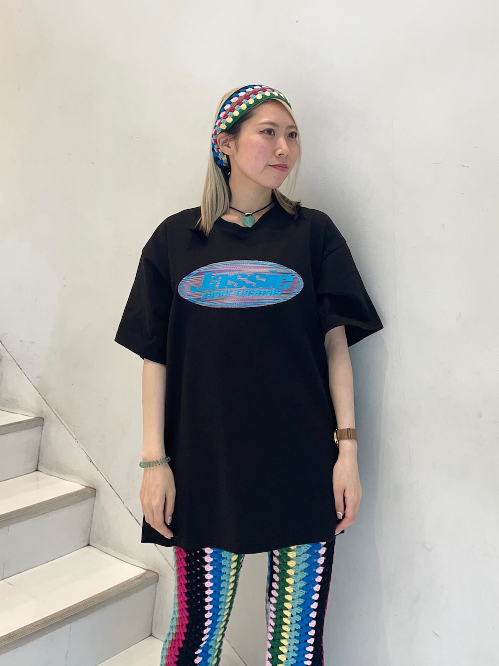 ブラック系のTシャツ/カットソー、ブラック系のその他パンツ、ブラック系のヘアバンドを着用したレディースの春コーディネートの5枚目の写真