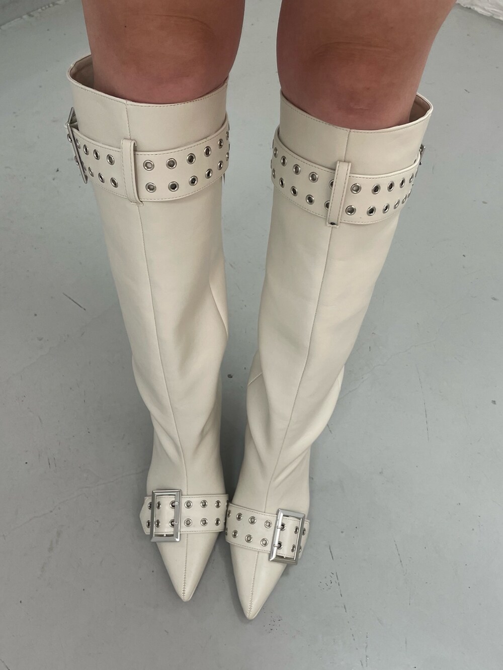 ホワイト系のその他アウター、ブラック系のTシャツ/カットソー、ホワイト系のその他パンツを着用したレディースの秋コーディネートの9枚目の写真