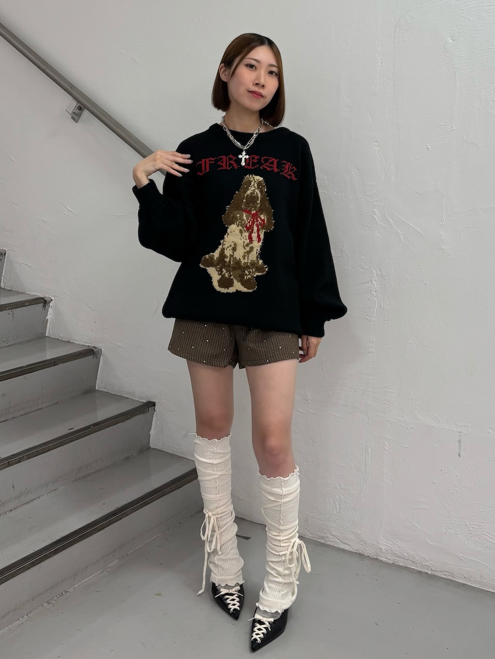 ブラック系のニット/セーター、ブラウン系のその他パンツ、ブラック系のパンプスを着用したレディースの秋コーディネートの2枚目の写真