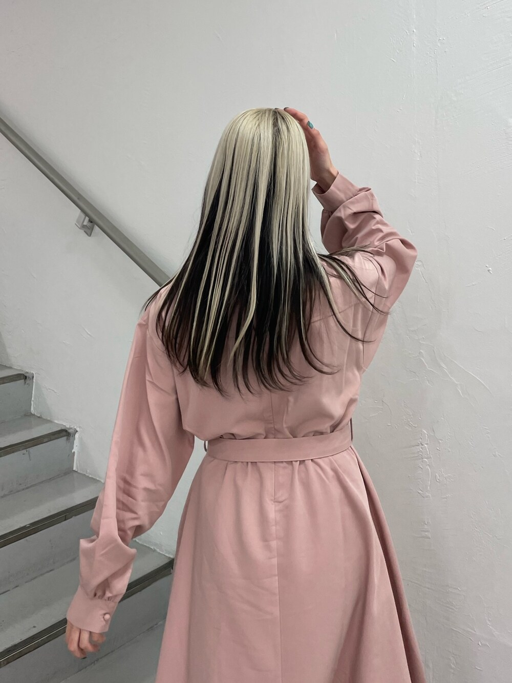 ピンク系のワンピース、シルバー系のネックレスを着用したレディースの冬コーディネートの7枚目の写真