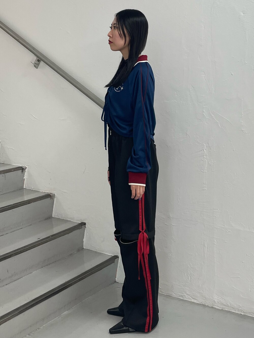 ブラック系のその他パンツ、ブルー系のTシャツ/カットソー、ブラック系のパンプスを着用したレディースの夏コーディネートの4枚目の写真