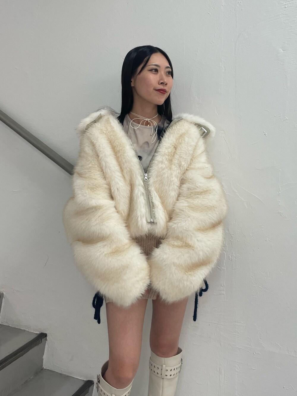 ホワイト系のその他アウター、ブラック系のTシャツ/カットソー、ホワイト系のその他パンツを着用したレディースの秋コーディネートの7枚目の写真