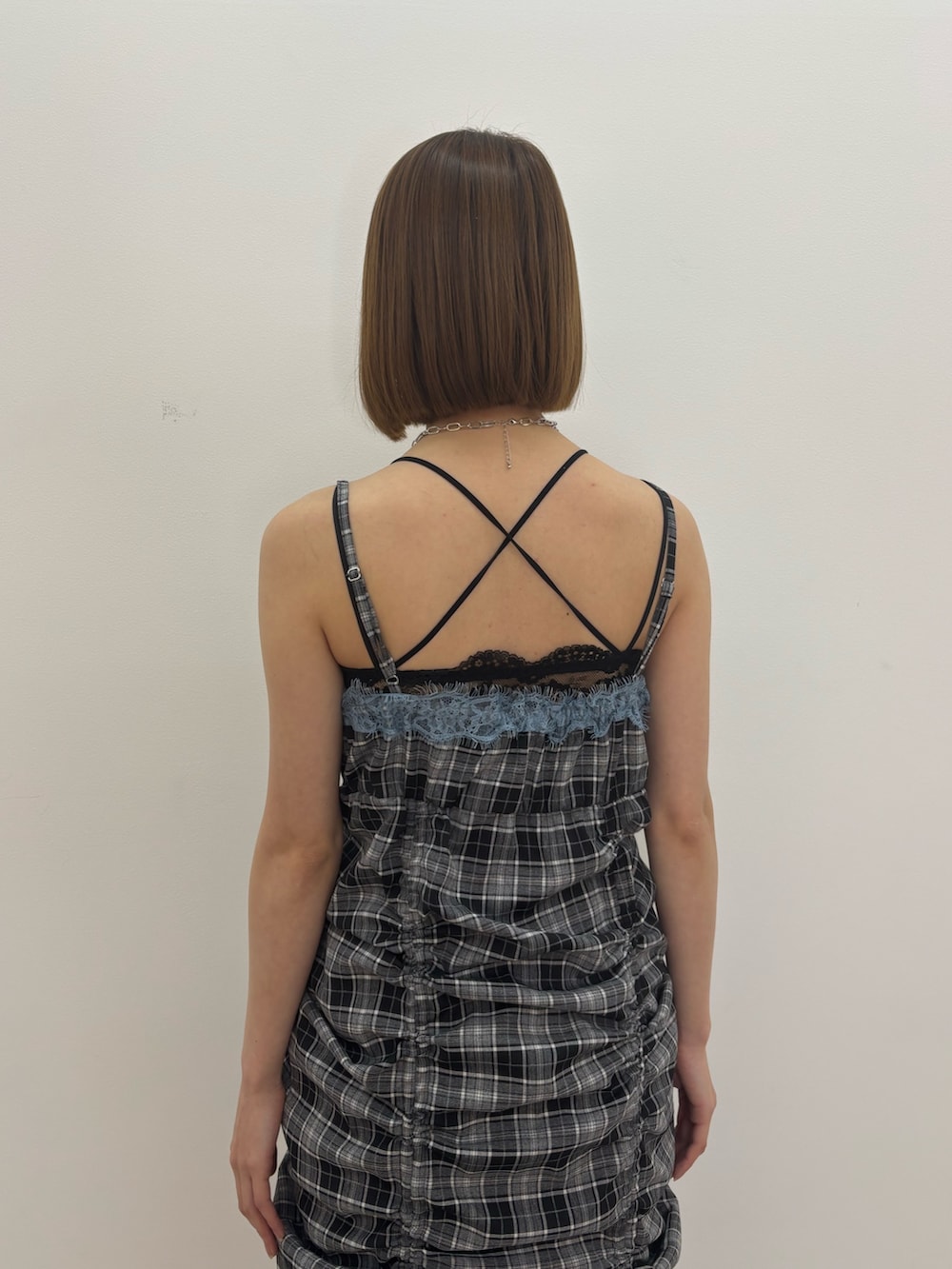 ブラック系のパンプス、グレー系のその他パンツ、ブラック系のワンピースを着用したレディースの春コーディネートの6枚目の写真