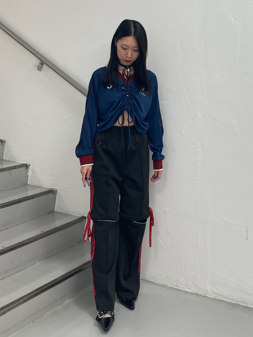 ブラック系のその他パンツ、ブルー系のTシャツ/カットソー、ブラック系のパンプスを着用したレディースの夏コーディネートの3枚目の写真