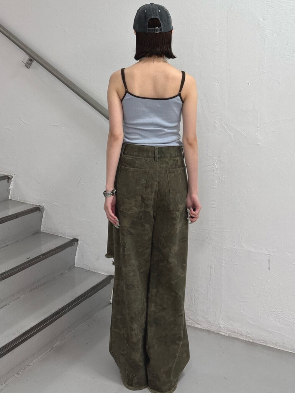 ブルー系のキャミソール、グリーン系のその他パンツ、その他のネックレスを着用したレディースの夏コーディネートの4枚目の写真