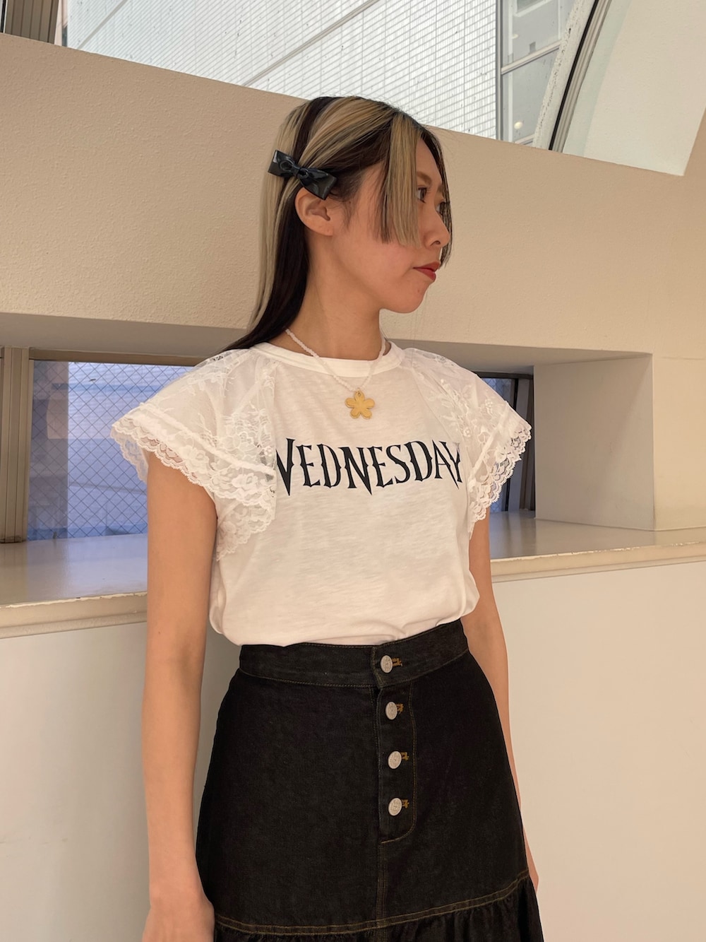 ブラック系のワンピース、ホワイト系のTシャツ/カットソー、ブラック系のパンプスを着用したレディースの春コーディネートの8枚目の写真