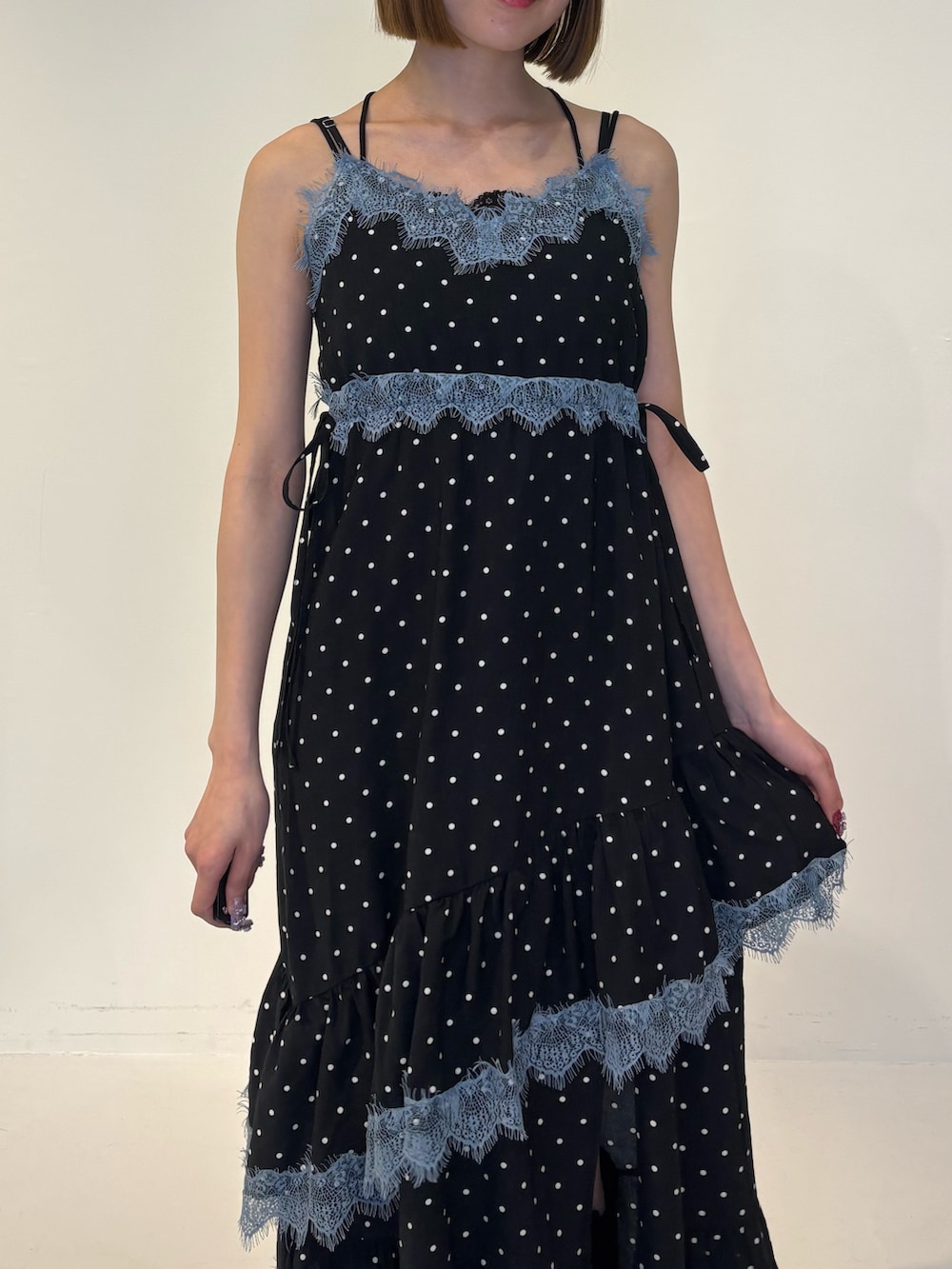 ブラック系のブーツ、ブラック系のワンピースを着用したレディースの冬コーディネートの6枚目の写真