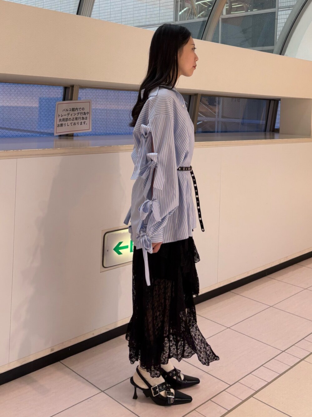 ブラック系のスカート、ブルー系のシャツ/ブラウス、ブラック系のパンプスを着用したレディースの冬コーディネートの4枚目の写真