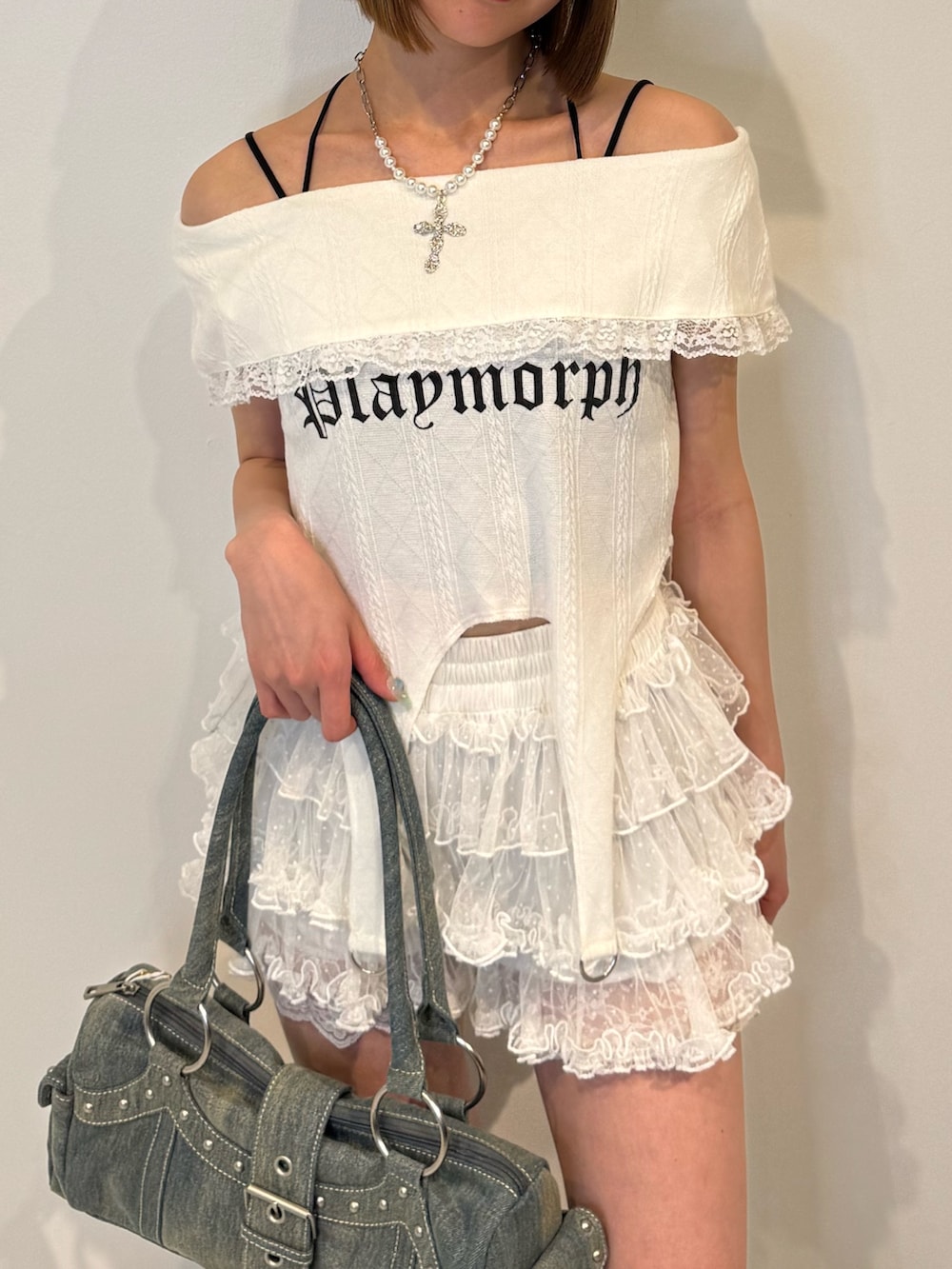 ホワイト系のTシャツ/カットソー、ホワイト系のその他パンツ、ブルー系のボストンバッグを着用したレディースの春コーディネートの6枚目の写真