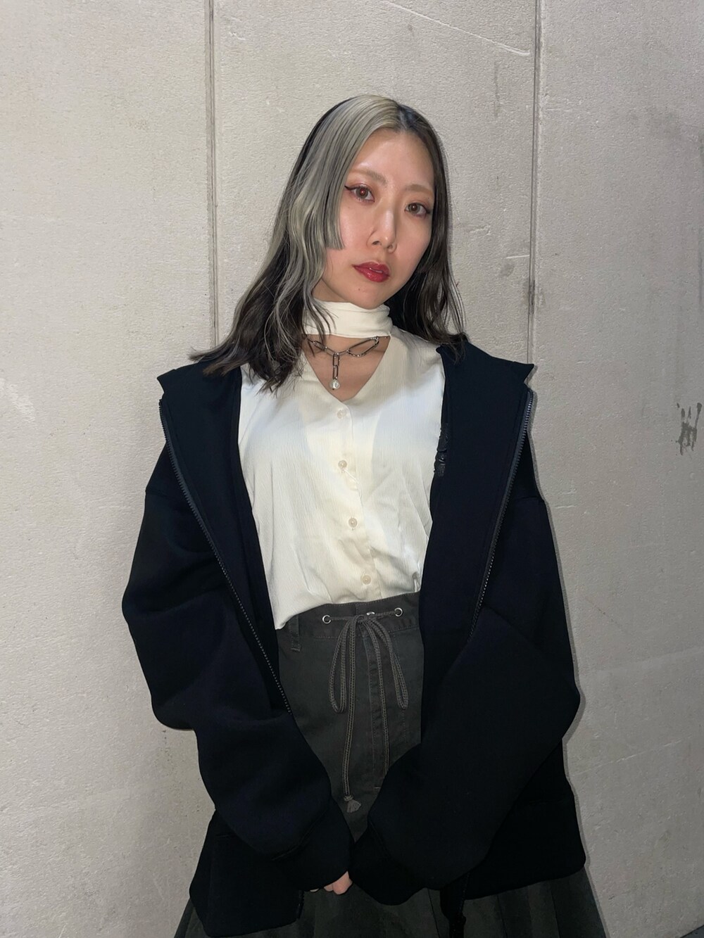 ブラック系のスカート、ブラック系のパーカー、ホワイト系のシャツ/ブラウスを着用したレディースの冬コーディネートの4枚目の写真