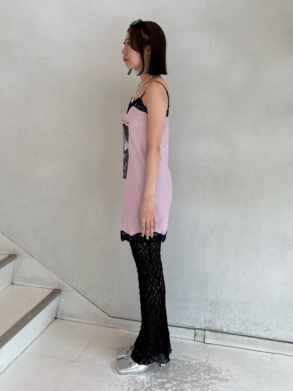 ピンク系のワンピース、ブラック系のその他パンツ、シルバー系のパンプスを着用したレディースの夏コーディネートの3枚目の写真