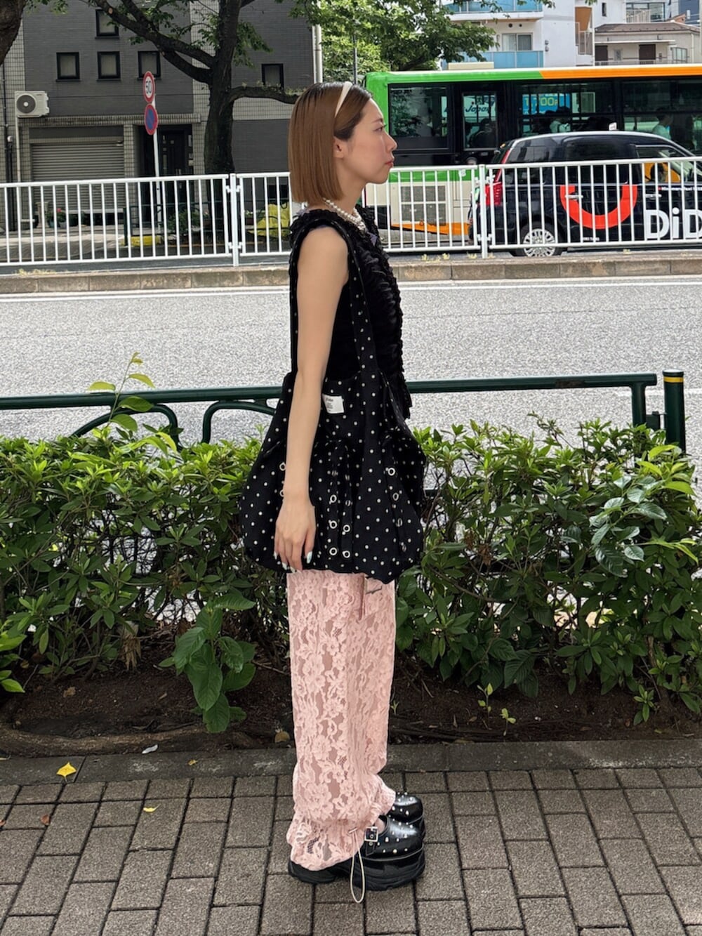 ブラック系のサンダル、ブラック系のTシャツ/カットソー、ピンク系のその他パンツを着用したレディースの夏コーディネートの3枚目の写真