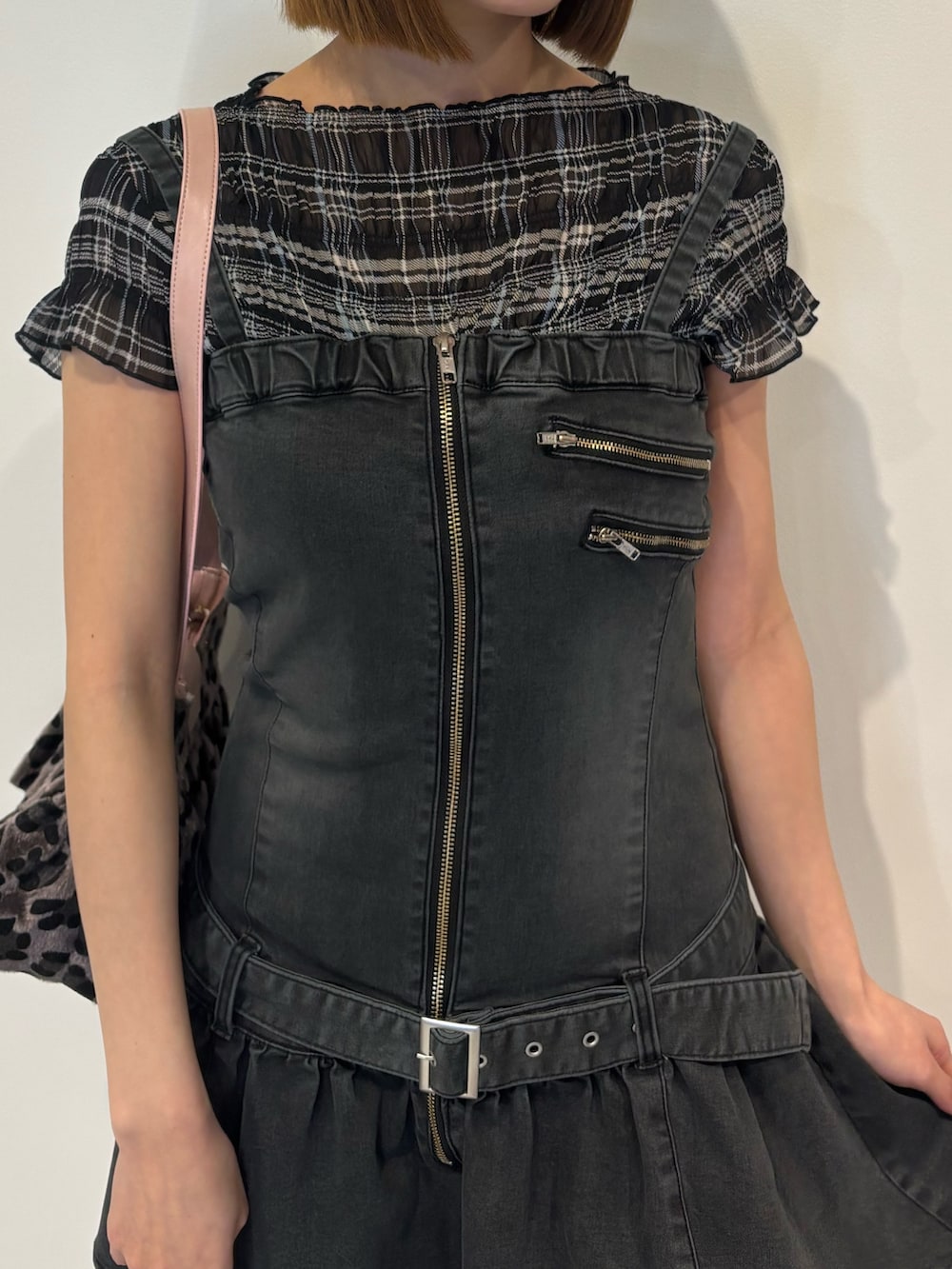 ブラック系のブーツ、ブラック系のワンピース、ブラック系のTシャツ/カットソーを着用したレディースの春コーディネートの6枚目の写真