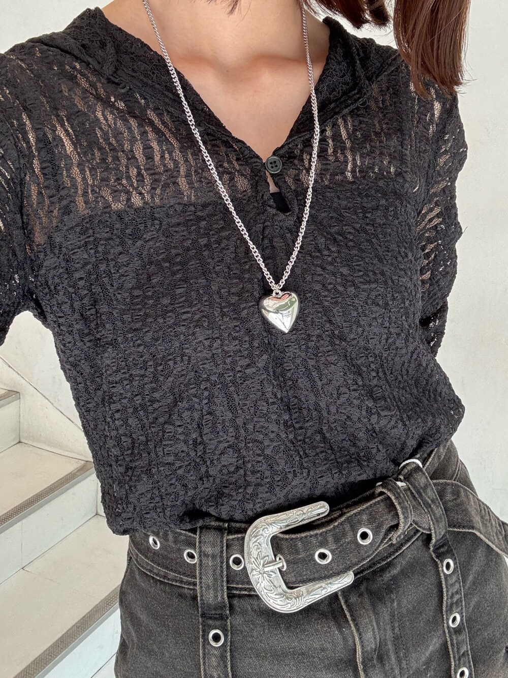 ブラック系のスカート、ブラック系のTシャツ/カットソー、ブラック系のサンダルを着用したレディースの夏コーディネートの7枚目の写真