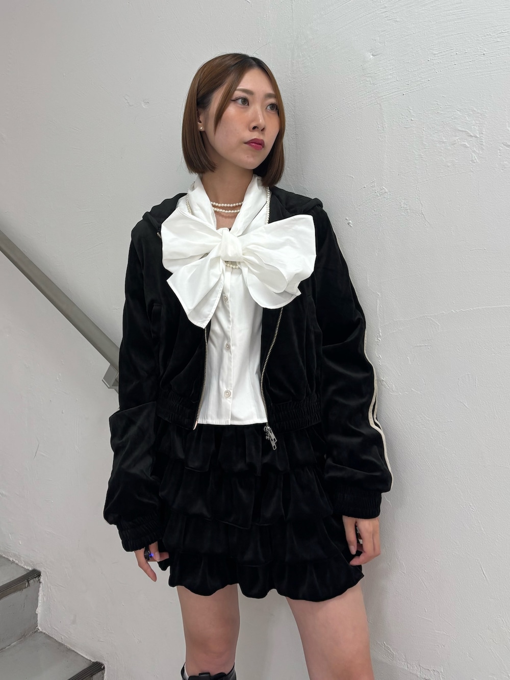 ブラック系のスカート、ブラック系のパーカー、ホワイト系のシャツ/ブラウスを着用したレディースの秋コーディネートの6枚目の写真