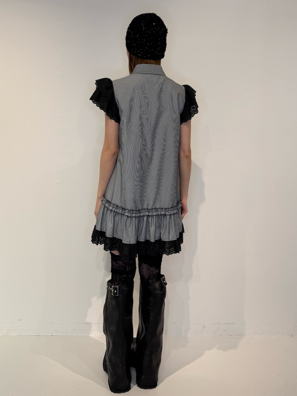 ブラック系のシャツ/ブラウスを着用したレディースの春コーディネートの4枚目の写真