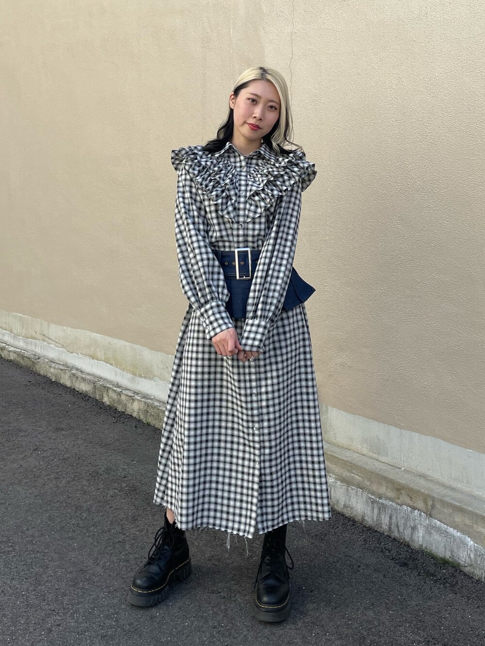 ブラック系のワンピース、ブルー系のベルト、シルバー系のネックレスを着用したレディースの春コーディネートの2枚目の写真