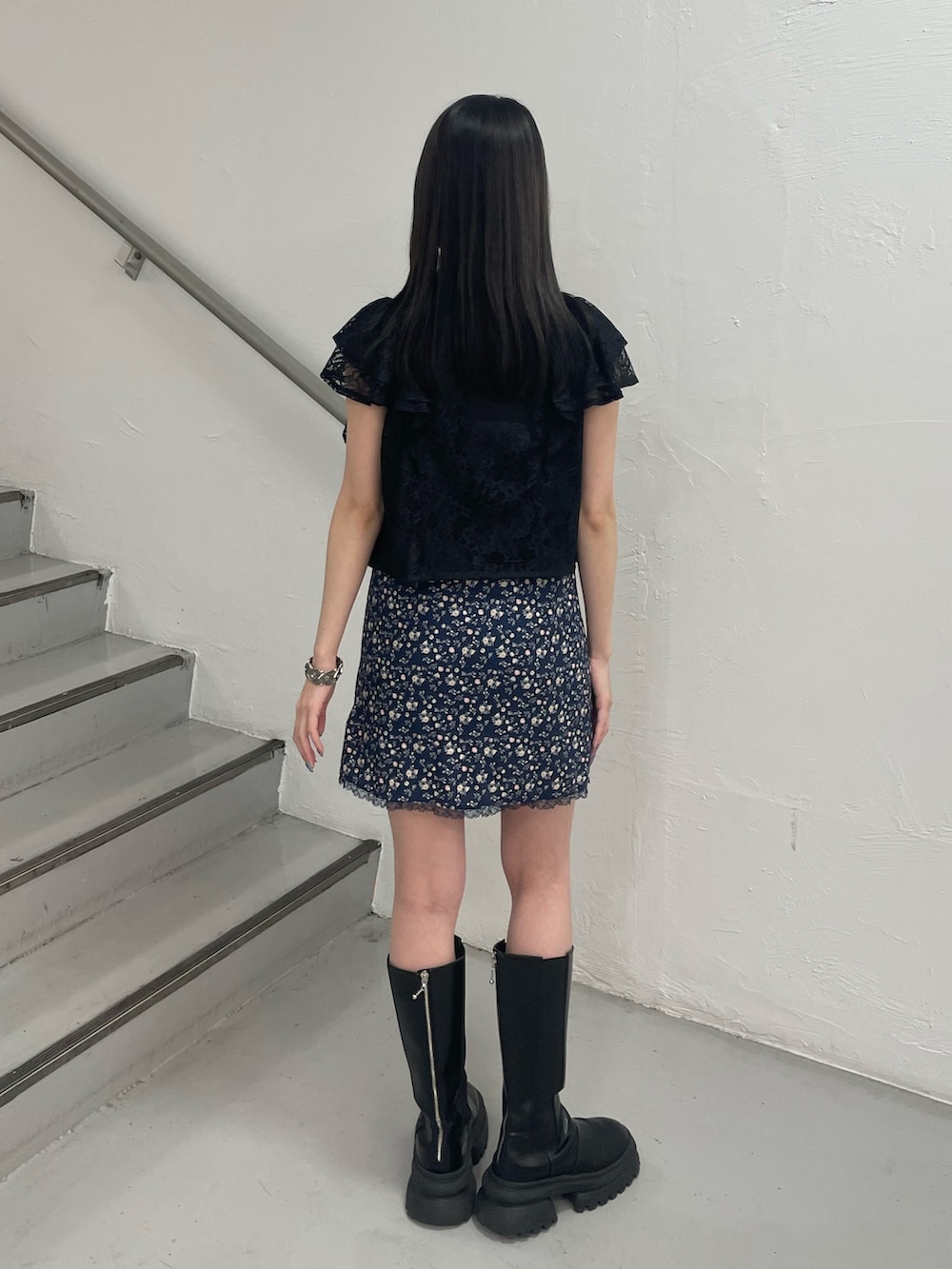 「jouetie、jouetiefashionista、jouetie_ootd、jouetieコーデ、jouetie ワンピース、キャミワンピ、花柄ワンピース、チャイナシャツ、チャイナブラウス、おでかけコーデ、夏服、お洒落さんとつながりたい、フリルトップス、チャイナ」｜「jouetieのフラワーカットキャミワンピース（ワンピース、ブルー系）」を使った、RINOさん（レディース・156cm）の春コーディネートの3枚目の写真