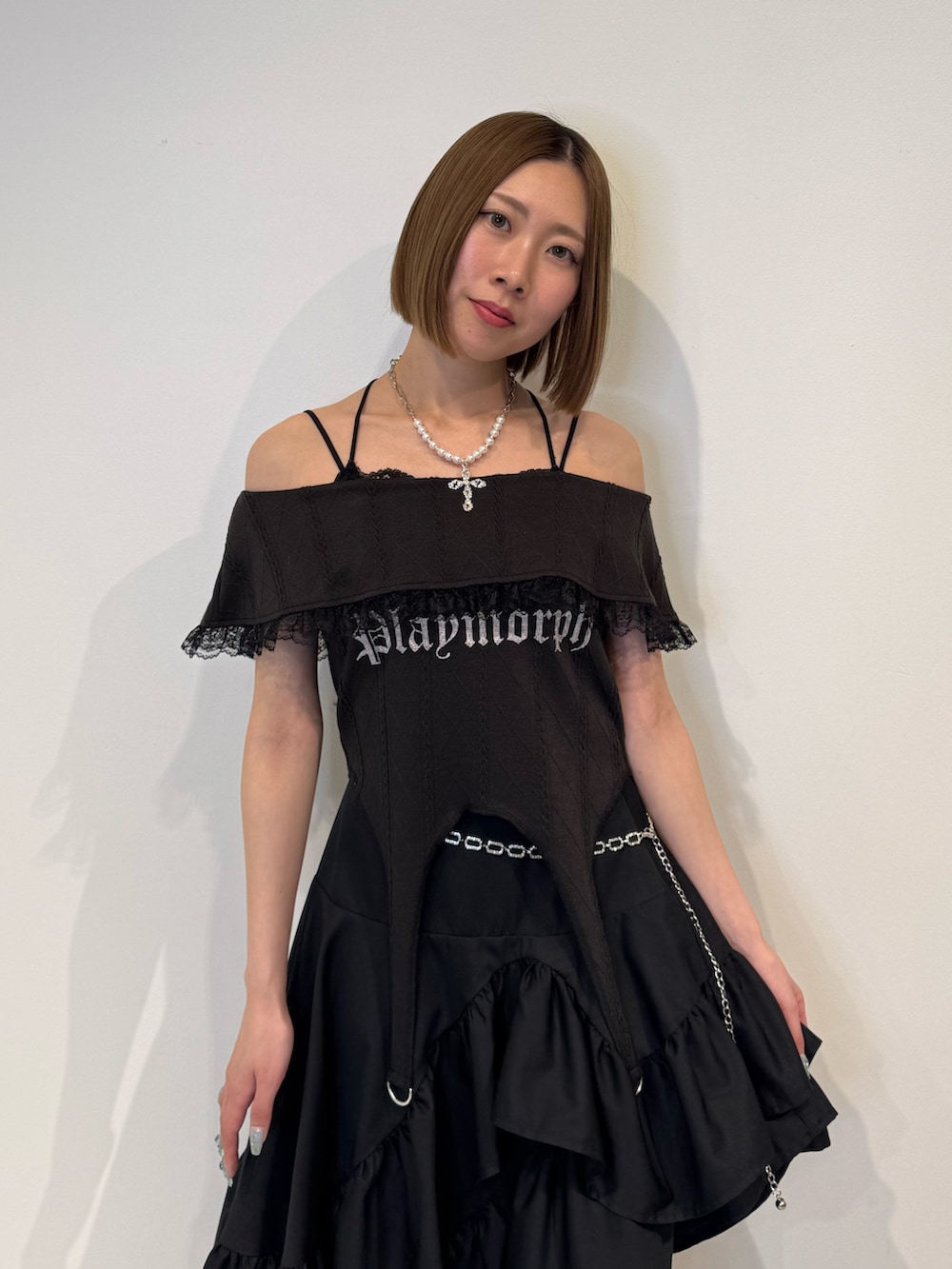 ブラック系のTシャツ/カットソー、ブラック系のスカート、ブラック系のブーツを着用したレディースの春コーディネートの4枚目の写真