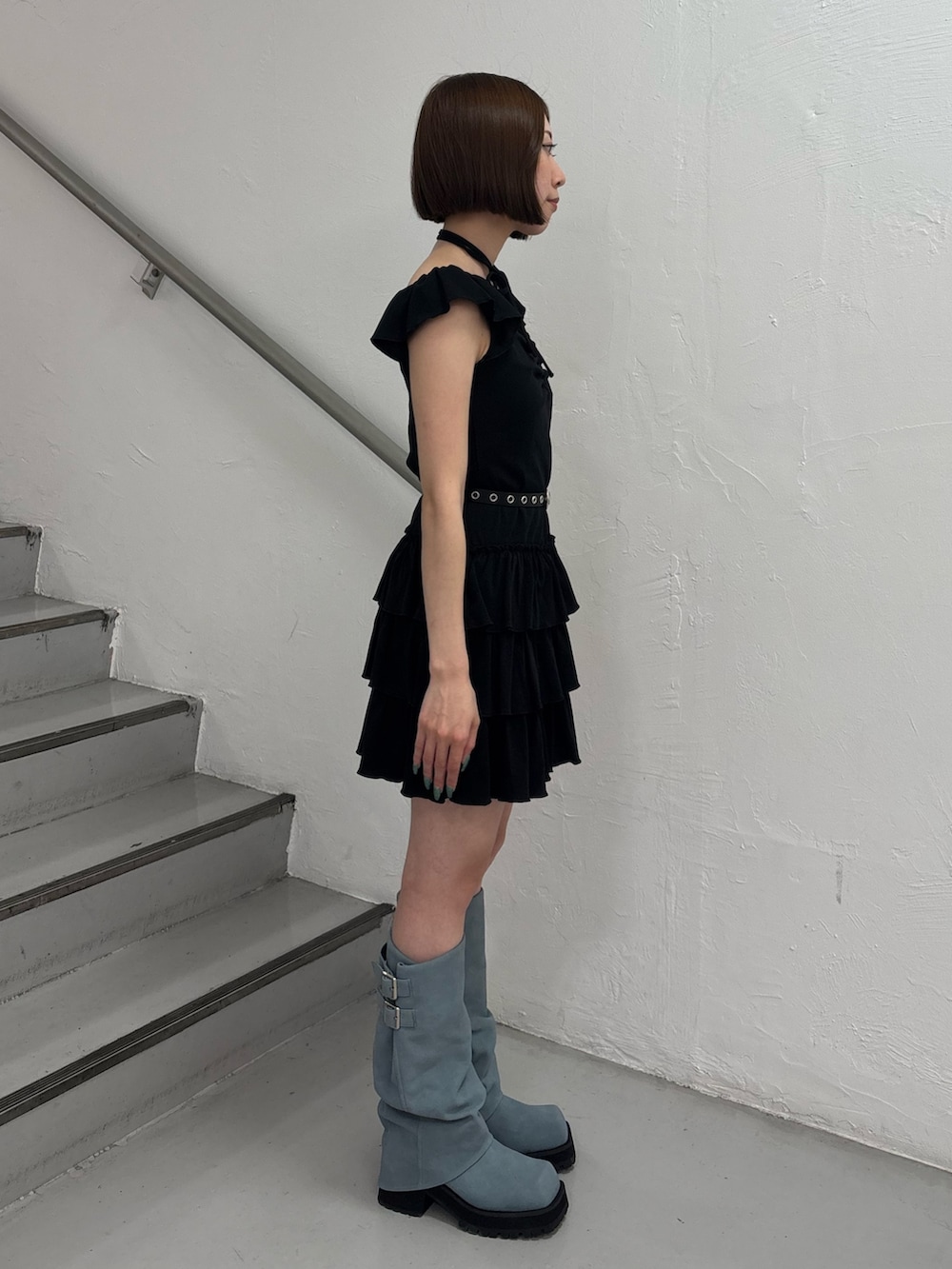 ブラック系のワンピース、ブルー系のブーツ、ブラック系のベルトを着用したレディースの夏コーディネートの3枚目の写真