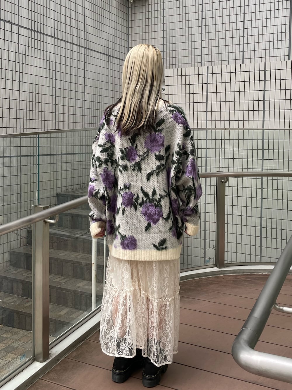 ホワイト系のニット/セーター、ホワイト系のスカート、ホワイト系のチョーカーを着用したレディースの秋コーディネートの4枚目の写真