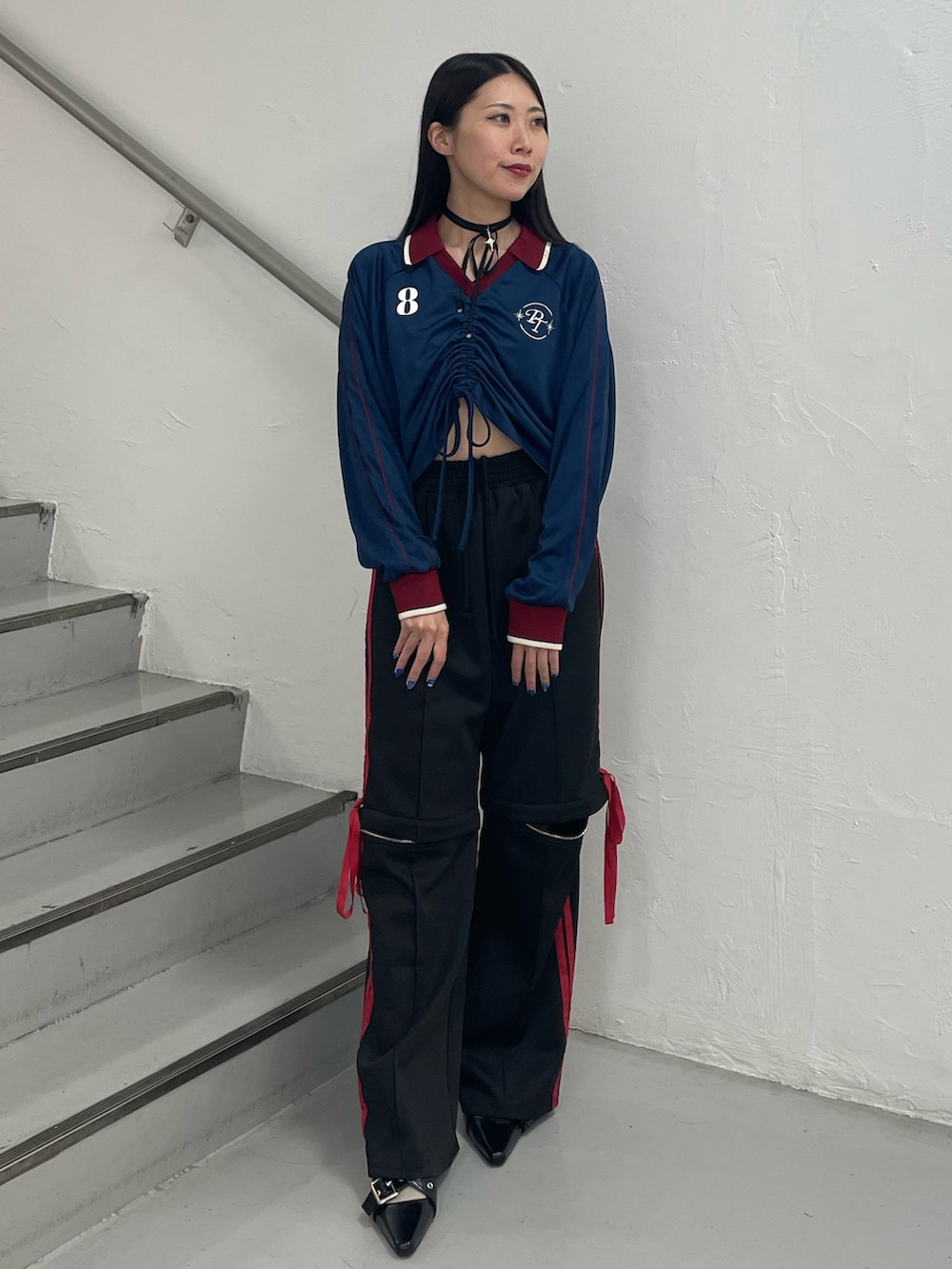 ブラック系のその他パンツ、ブルー系のTシャツ/カットソー、ブラック系のパンプスを着用したレディースの夏コーディネートの2枚目の写真