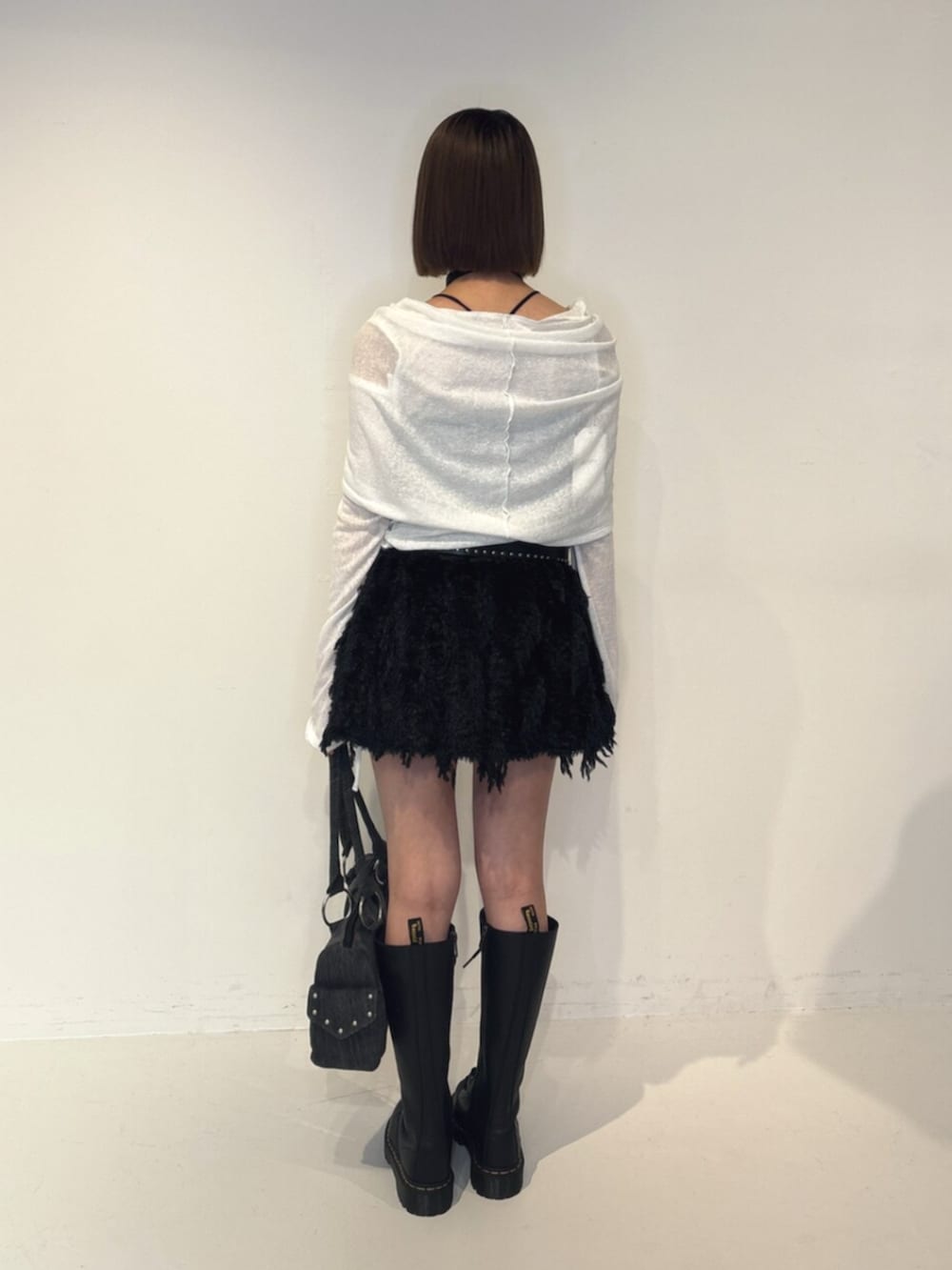 ブラック系のボストンバッグ、ホワイト系のTシャツ/カットソー、ブラック系のスカートを着用したレディースの夏コーディネートの4枚目の写真