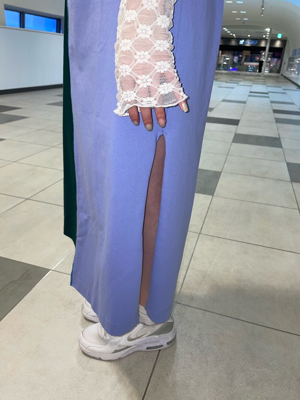 グリーン系のワンピース、ホワイト系のTシャツ/カットソー、その他のベルトを着用したレディースの夏コーディネートの9枚目の写真