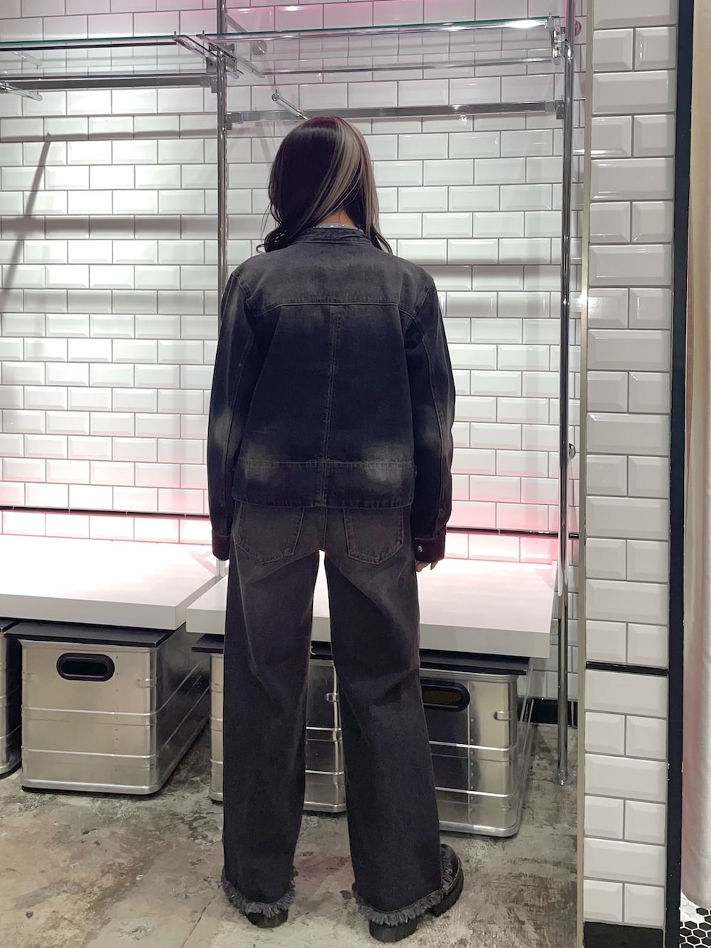 ブラック系のデニムパンツ、ブルー系のシャツ/ブラウス、ブラック系のデニムジャケットを着用したレディースの冬コーディネートの3枚目の写真