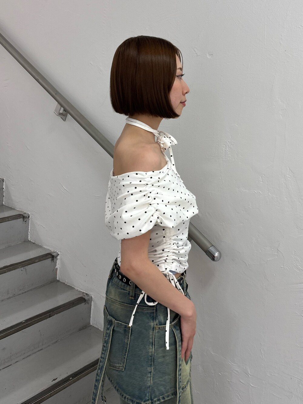 ブルー系のデニムパンツ、ブラック系のパンプス、ホワイト系のTシャツ/カットソーを着用したレディースの夏コーディネートの6枚目の写真