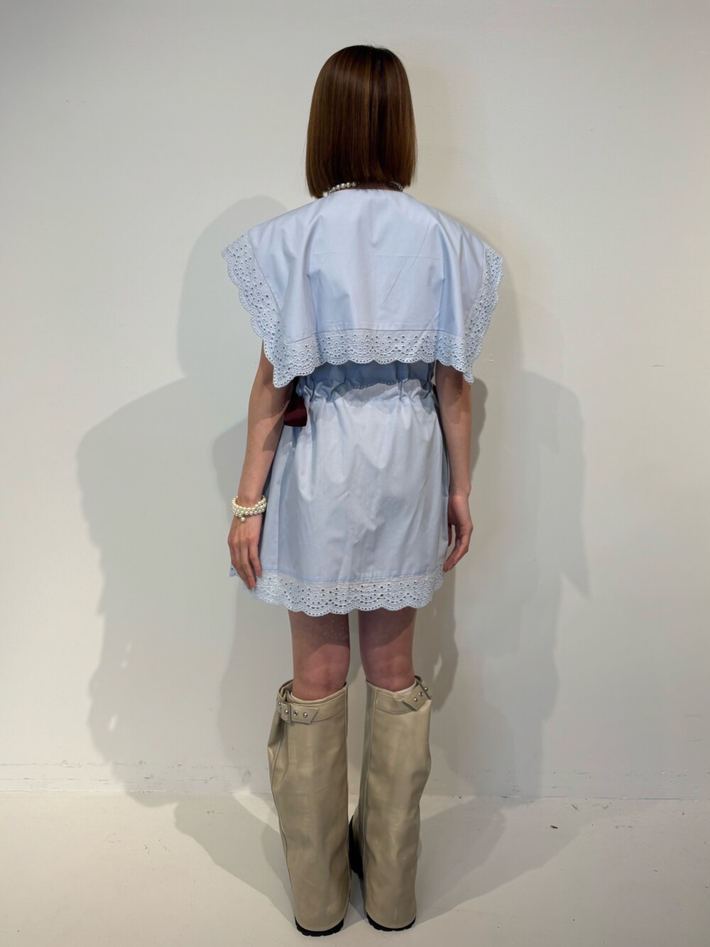 ブルー系のシャツ/ブラウスを着用したレディースの春コーディネートの4枚目の写真
