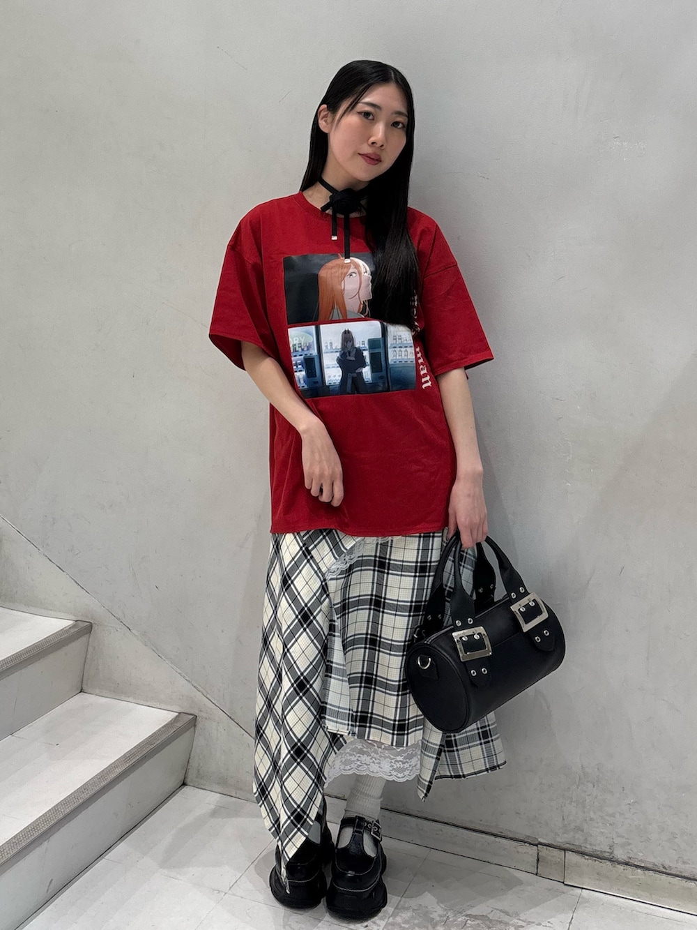 レッド系のTシャツ/カットソー、ホワイト系のスカート、ブラック系のボストンバッグを着用したレディースの春コーディネートの2枚目の写真