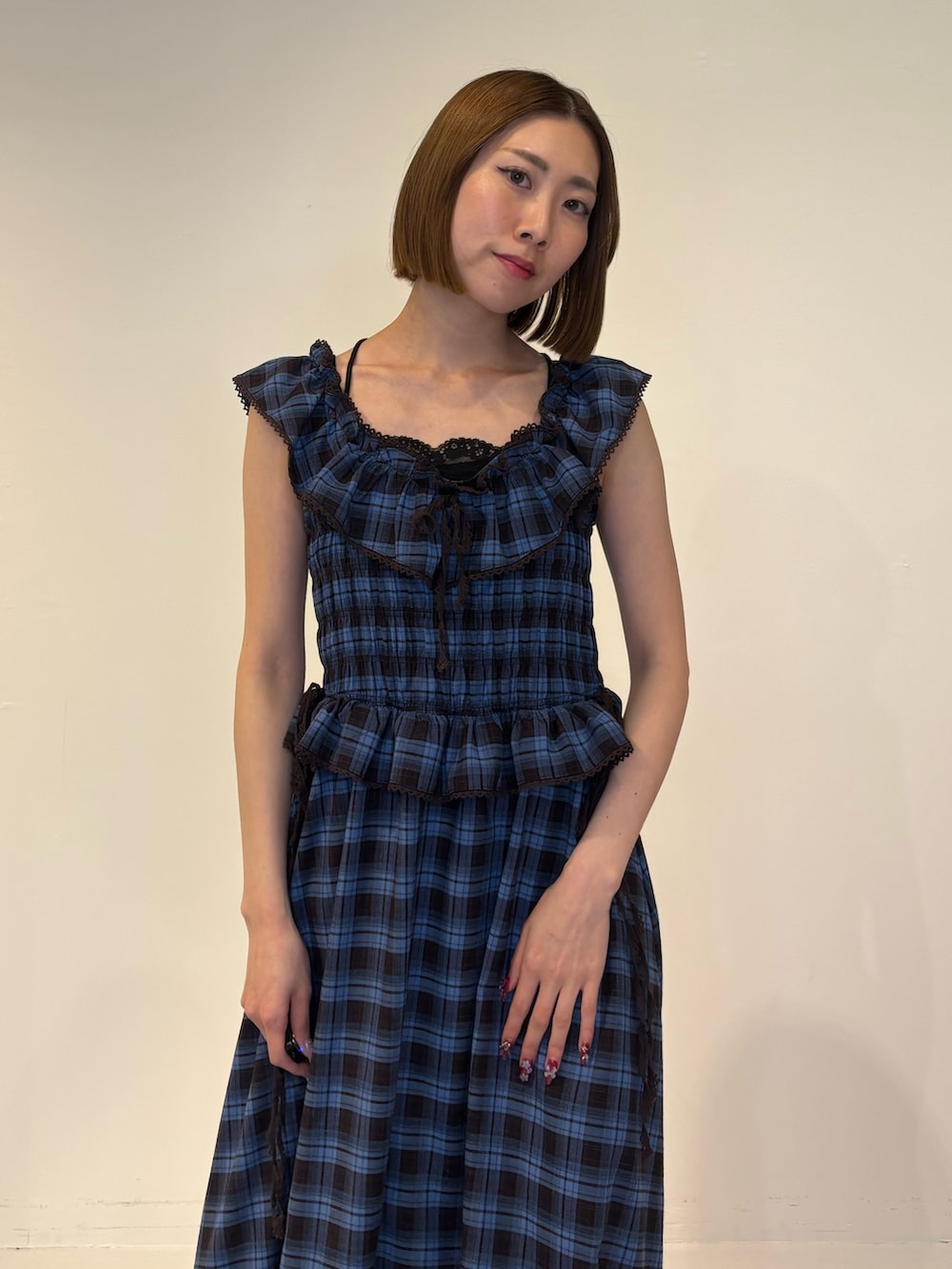 ブラウン系のワンピース、ブラック系のローファーを着用したレディースの冬コーディネートの5枚目の写真