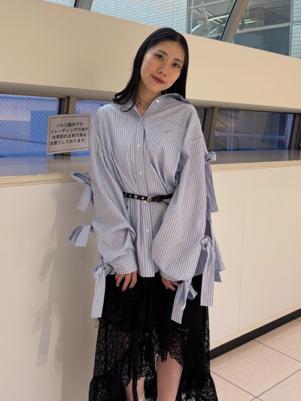 ブラック系のスカート、ブルー系のシャツ/ブラウス、ブラック系のパンプスを着用したレディースの冬コーディネートの6枚目の写真