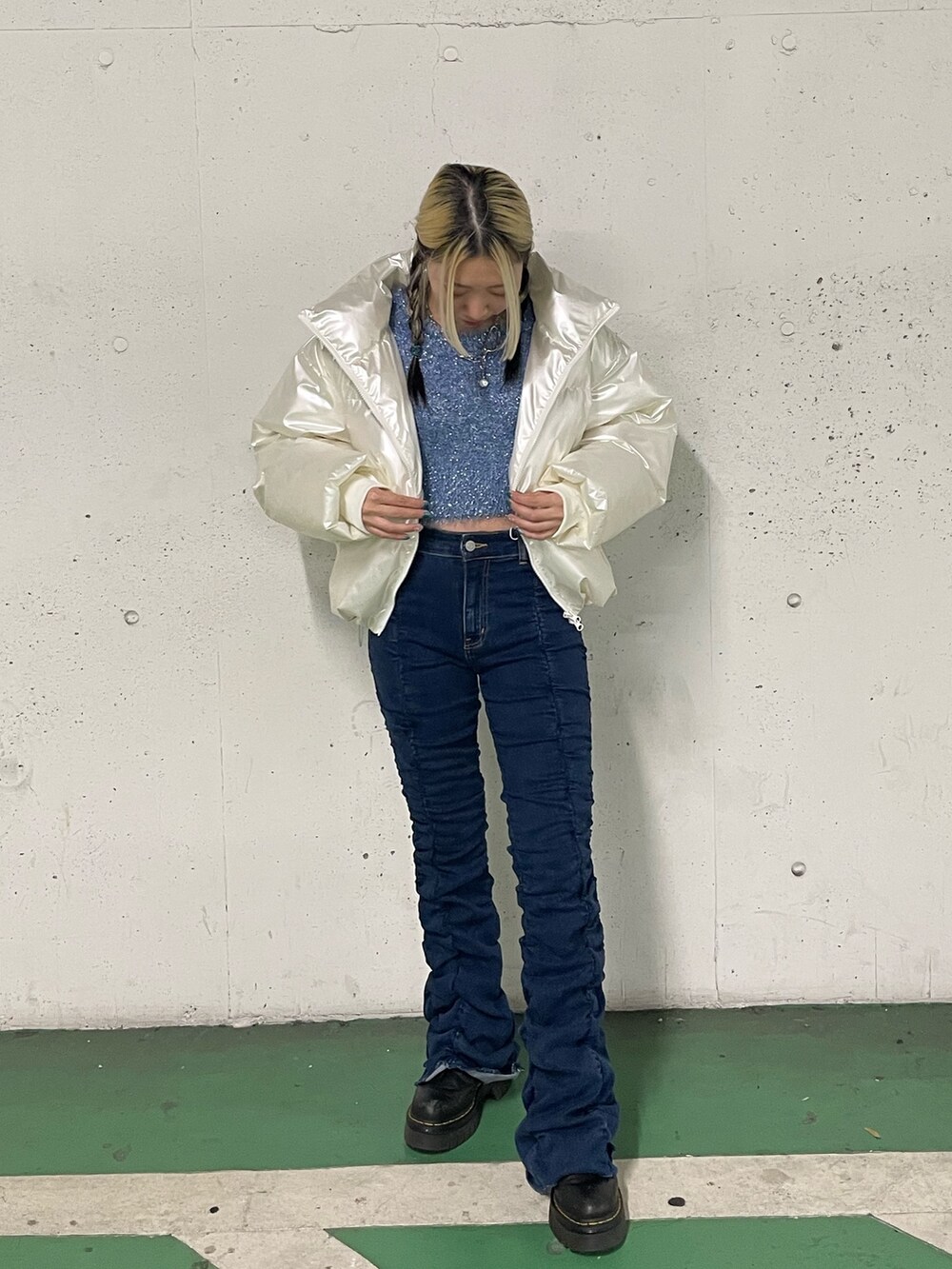 「jouetie、jouetiefashionista、jouetie_ootd、jouetieコーデ、ジュエティ、ジュエティ(jouetie)、ジュエティコーデ、メタリックカラー、ダウンジャケット、フレアパンツ、ショート丈トップス、Dr.Martens、デニムパンツ、ラメニット、大人カジュアル」｜「jouetieのギャザーフレアパンツ（その他パンツ、ブルー系）」を使った、RINOさん（レディース・156cm）の冬コーディネートの2枚目の写真
