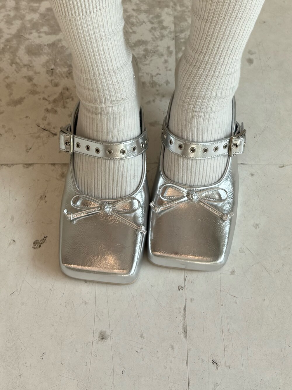 ホワイト系のワンピース、ホワイト系のシャツ/ブラウス、シルバー系のパンプスを着用したレディースの夏コーディネートの8枚目の写真