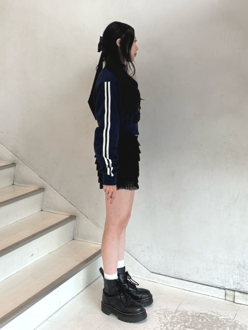 ブラック系のその他パンツ、ブルー系のジャージ、ブラック系のバレッタ/ヘアクリップを着用したレディースの冬コーディネートの4枚目の写真