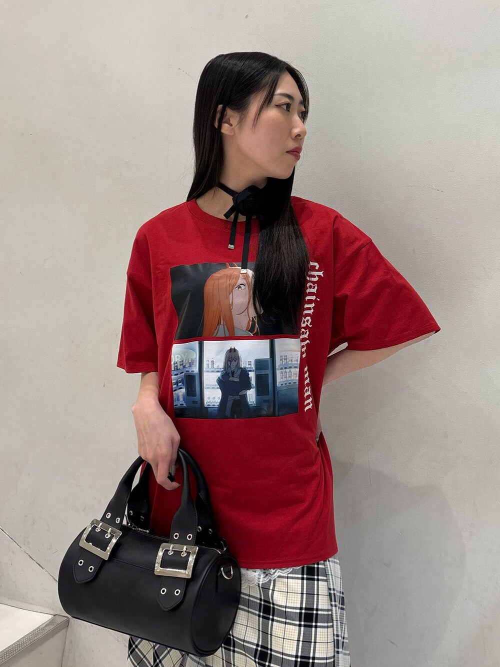 レッド系のTシャツ/カットソー、ホワイト系のスカート、ブラック系のボストンバッグを着用したレディースの春コーディネートの5枚目の写真