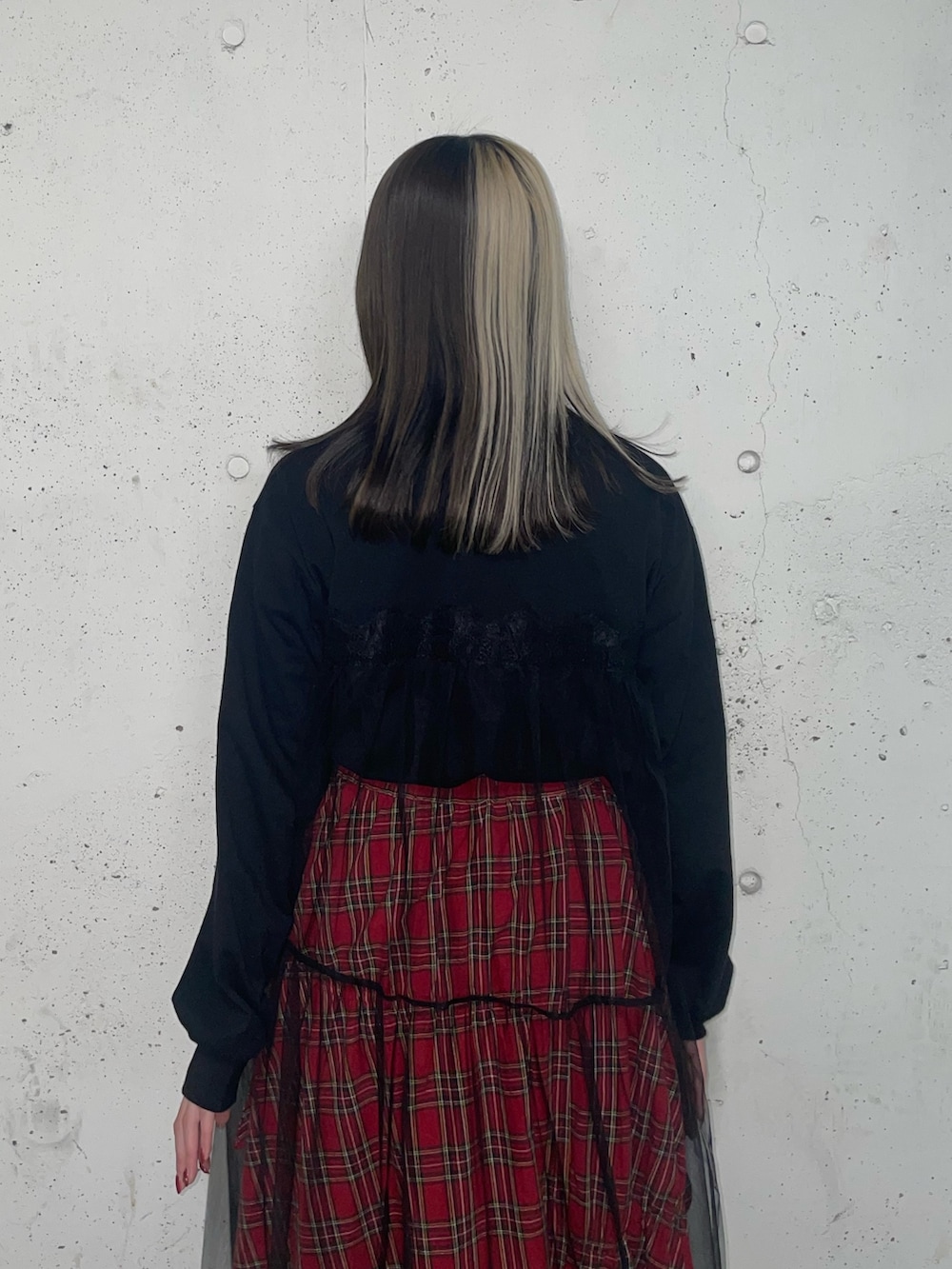 レッド系のスカート、ブラック系のワンピース、レッド系のネックレスを着用したレディースの冬コーディネートの5枚目の写真