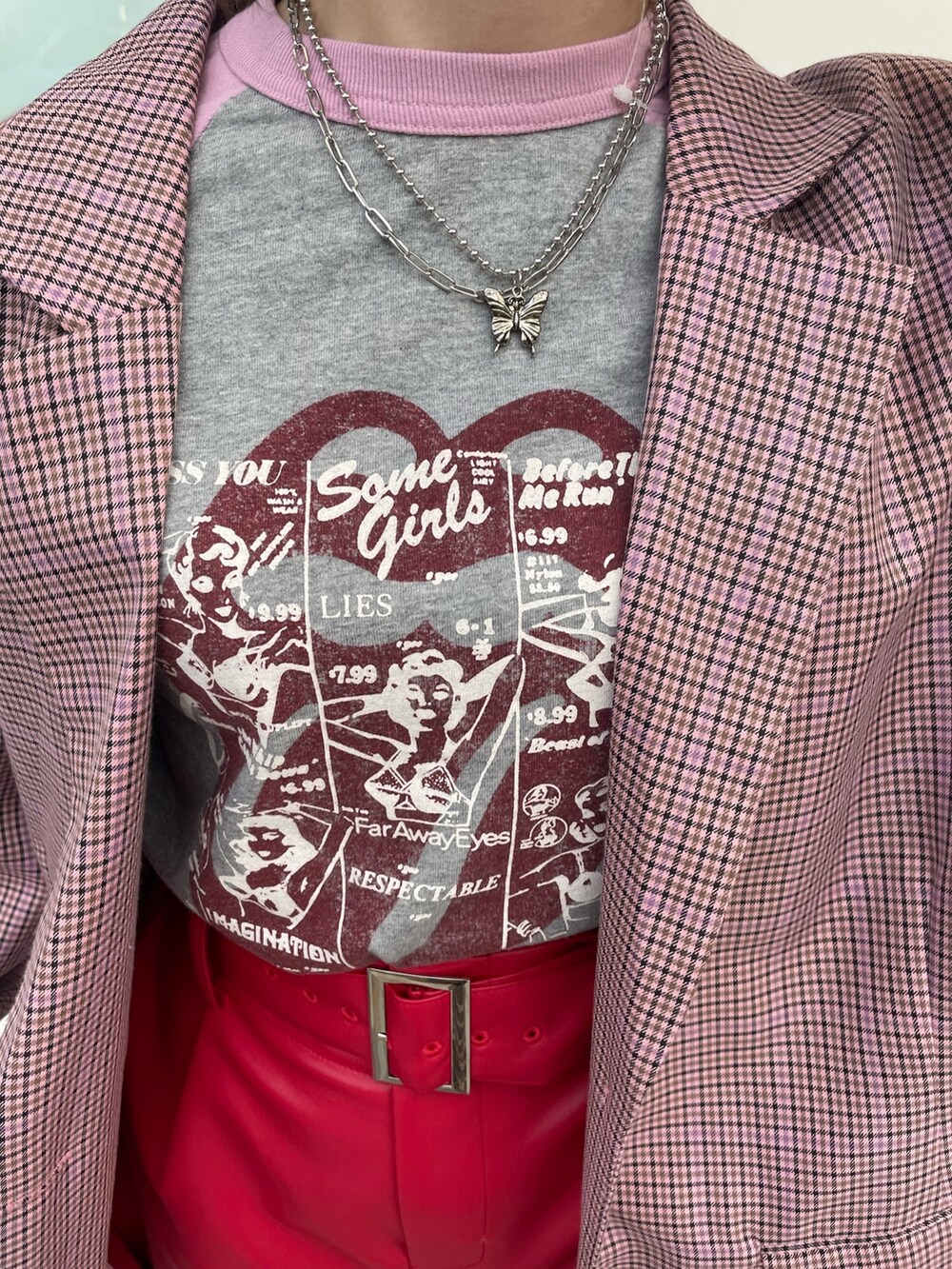 レッド系のその他パンツ、ピンク系のテーラードジャケット、ピンク系のローファーを着用したレディースの春コーディネートの8枚目の写真