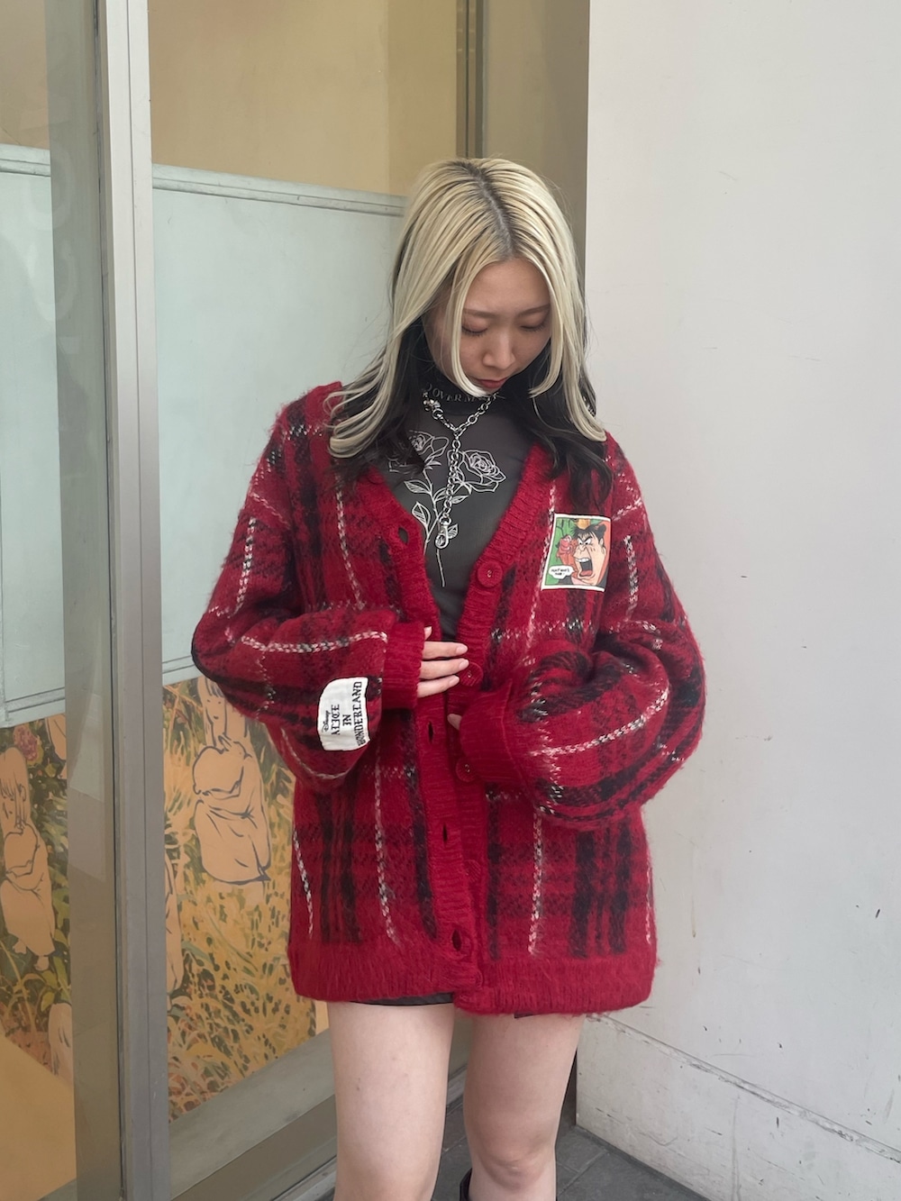 ブラック系のその他パンツ、ブラック系のTシャツ/カットソー、レッド系のカーディガン/ボレロを着用したレディースの秋コーディネートの4枚目の写真