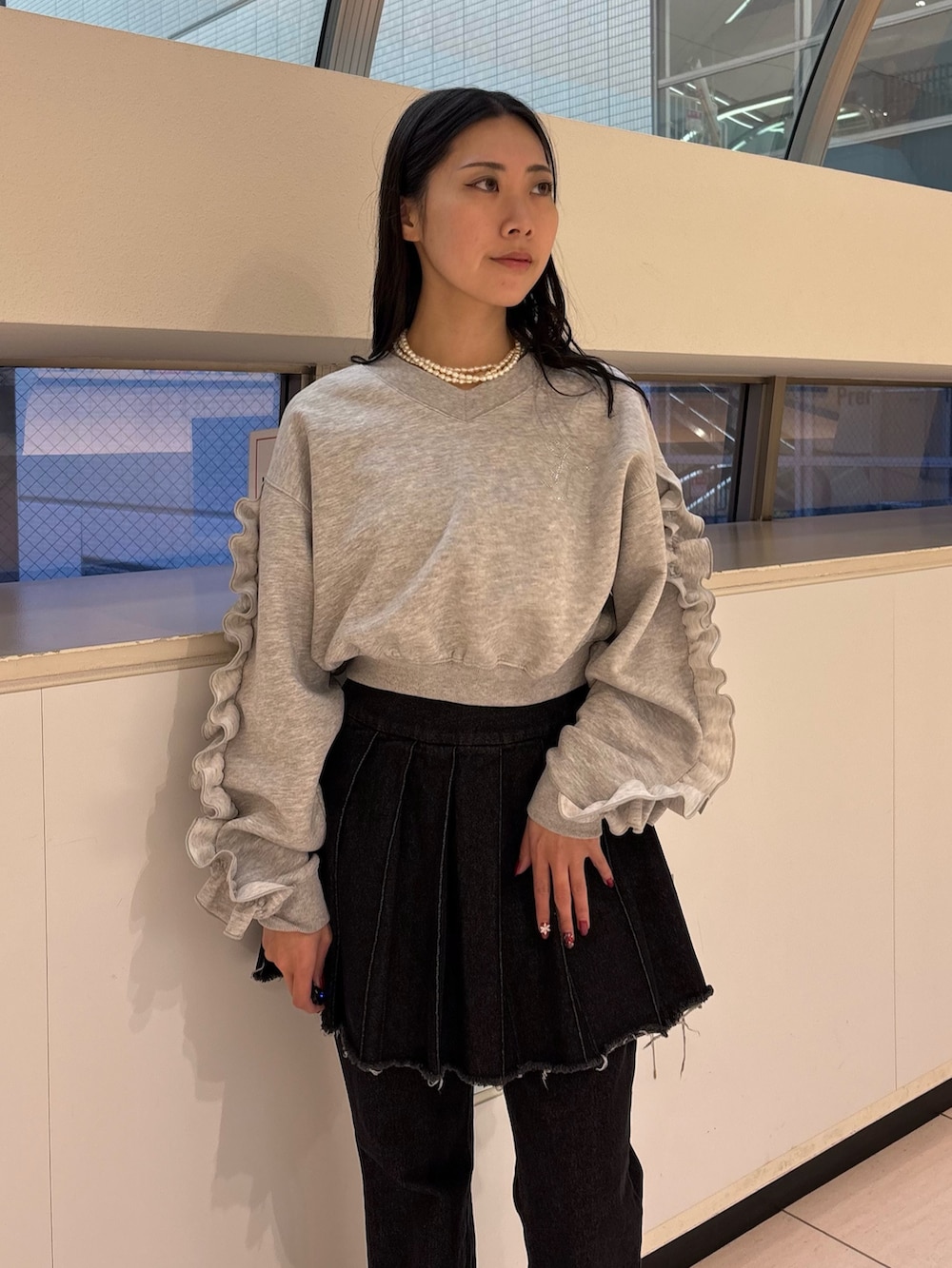 ブラック系のその他パンツ、グレー系のスウェット、ブラック系のパンプスを着用したレディースの冬コーディネートの4枚目の写真