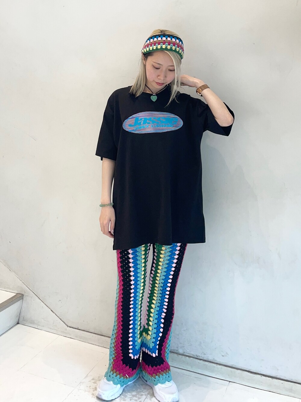 ブラック系のTシャツ/カットソー、ブラック系のその他パンツ、ブラック系のヘアバンドを着用したレディースの春コーディネートの2枚目の写真