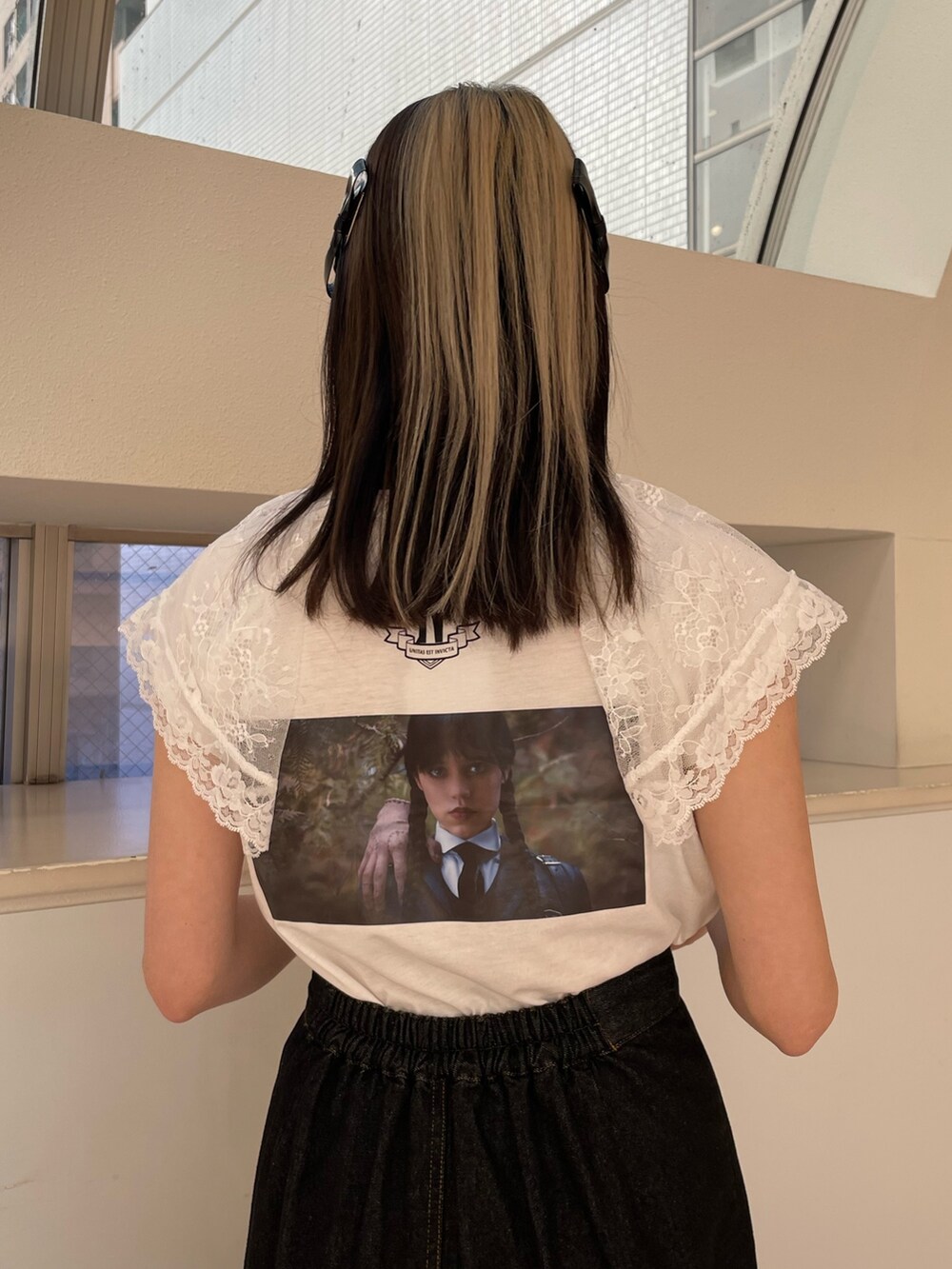 ブラック系のワンピース、ホワイト系のTシャツ/カットソー、ブラック系のパンプスを着用したレディースの春コーディネートの7枚目の写真