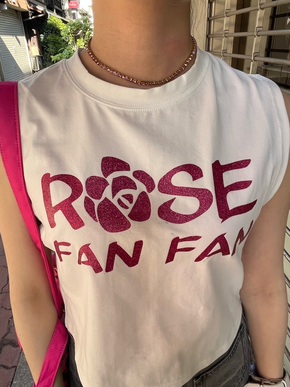 ホワイト系のタンクトップ、ブラック系のデニムパンツ、ピンク系のトートバッグを着用したレディースの春コーディネートの7枚目の写真