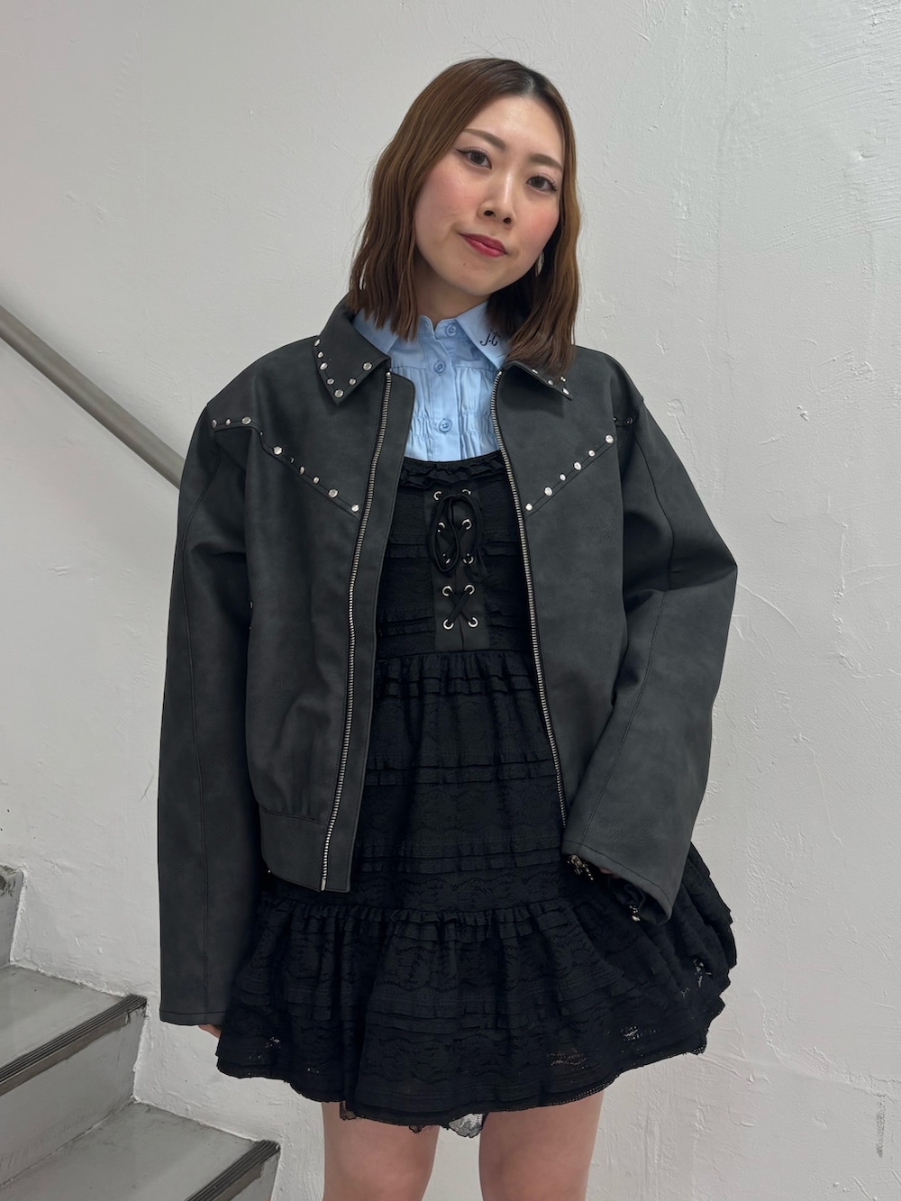 ブラック系のワンピース、ブルー系のシャツ/ブラウス、ブラック系のブルゾンを着用したレディースの冬コーディネートの6枚目の写真