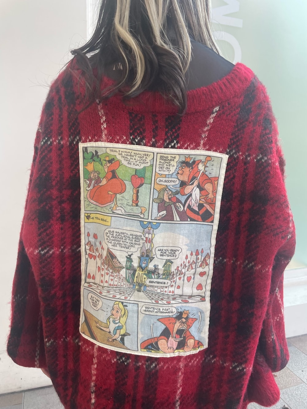 ブラック系のその他パンツ、ブラック系のTシャツ/カットソー、レッド系のカーディガン/ボレロを着用したレディースの秋コーディネートの9枚目の写真