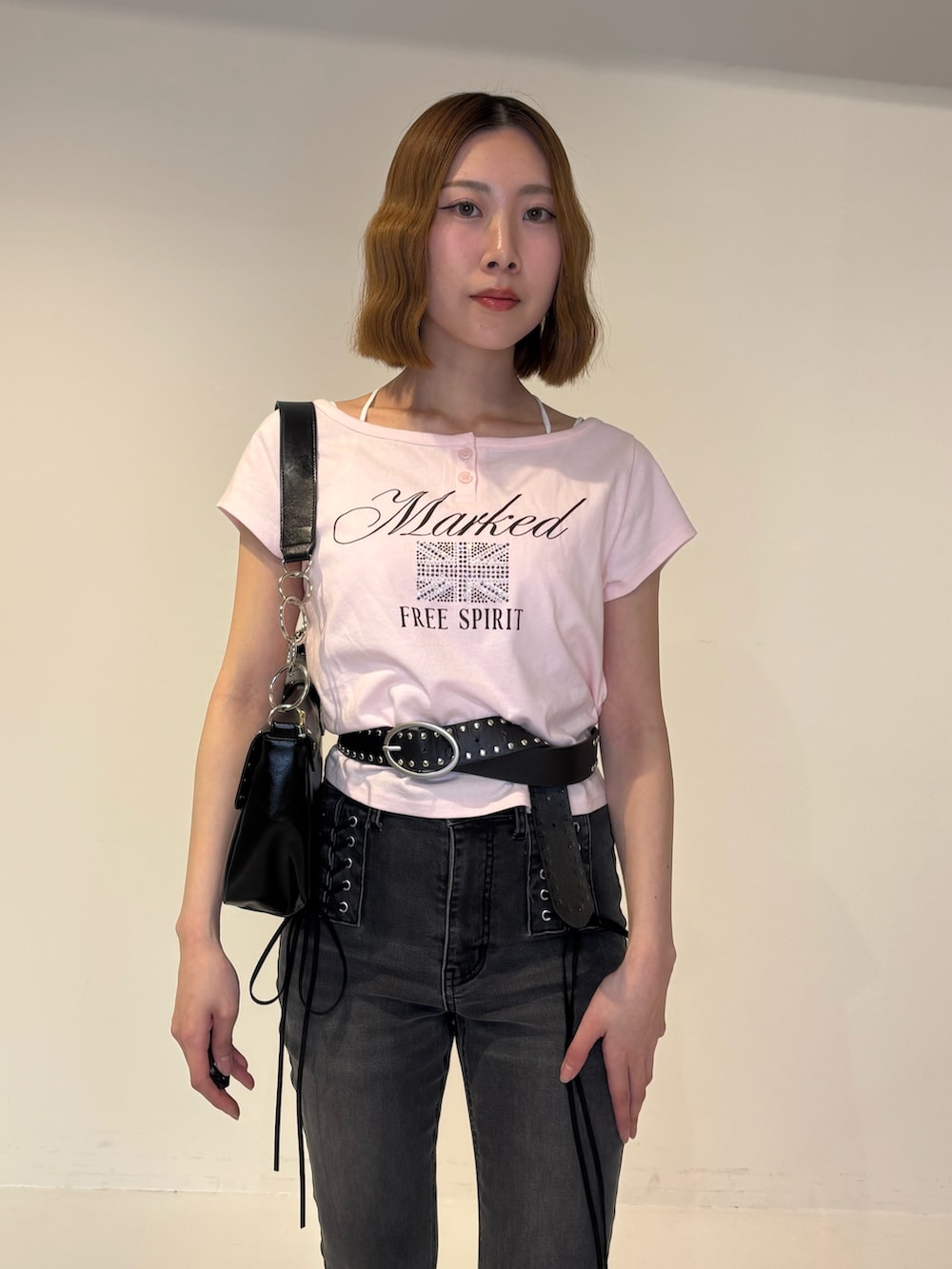 ブラック系のデニムパンツ、ブラック系のパンプス、ブラック系のハンドバッグを着用したレディースの春コーディネートの5枚目の写真