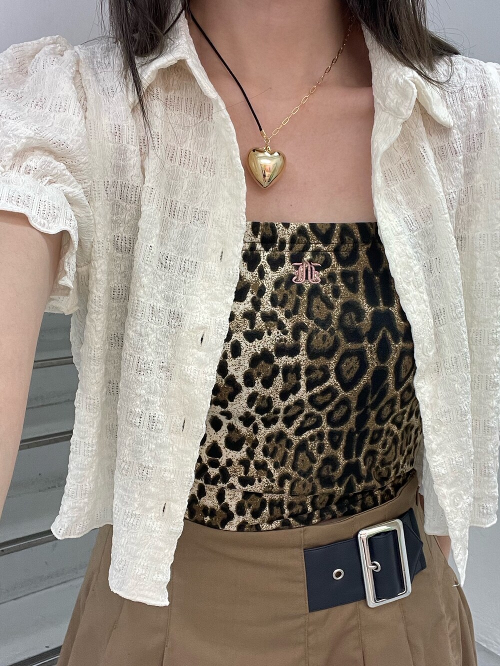 ベージュ系のスカート、ブラウン系のキャミソール、ホワイト系のシャツ/ブラウスを着用したレディースの夏コーディネートの8枚目の写真