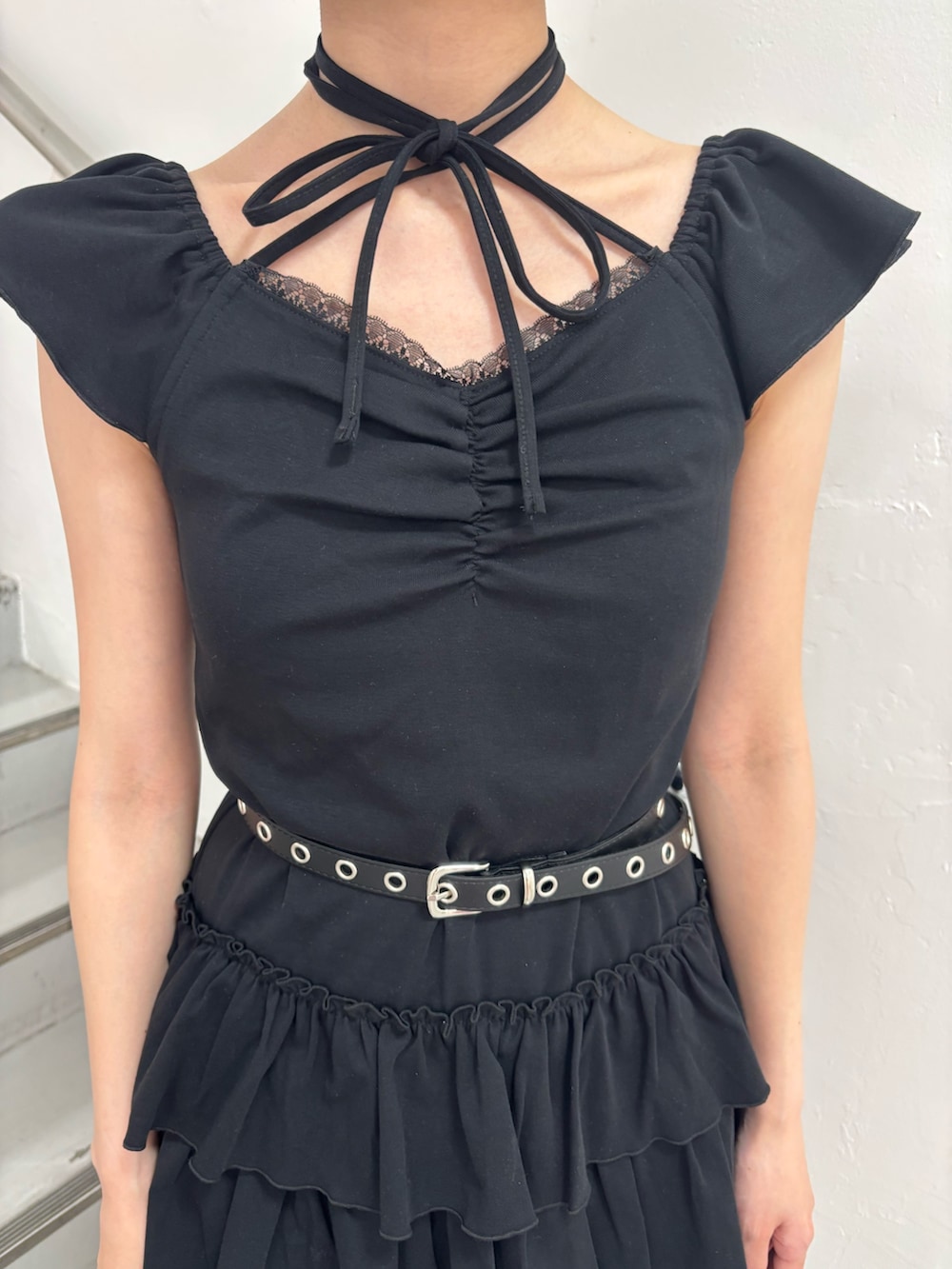 ブラック系のワンピース、ブルー系のブーツ、ブラック系のベルトを着用したレディースの夏コーディネートの7枚目の写真